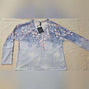 Just Fashion Now - NWT Light Blue, Floral V-Neck, Long Sleeved Women's Top.